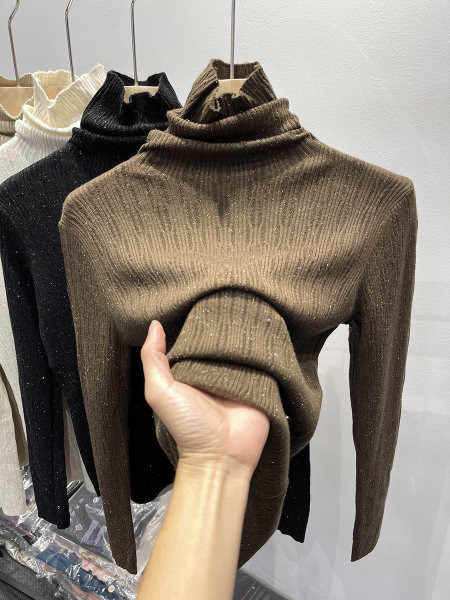 Modern női pulóver fényes részecskékkel és magas gallérral