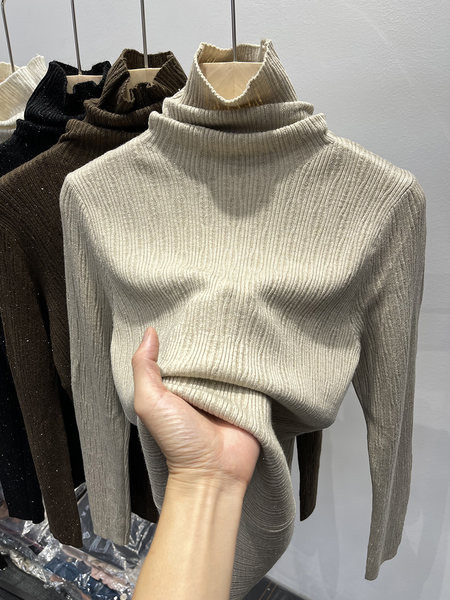 Modern női pulóver fényes részecskékkel és magas gallérral