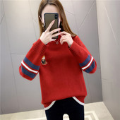 Női pulóver magas gallérral és hímzett rátéttel