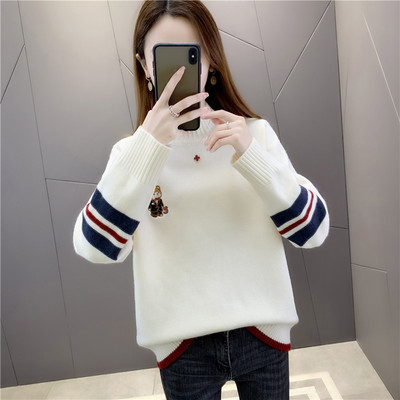 Női pulóver magas gallérral és hímzett rátéttel