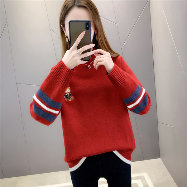 Női pulóver magas gallérral és hímzett rátéttel