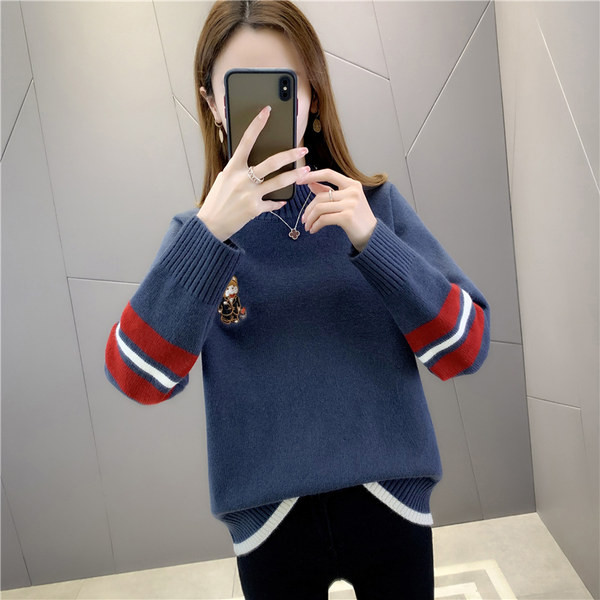 Női pulóver magas gallérral és hímzett rátéttel