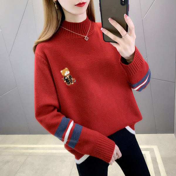 Női pulóver magas gallérral és hímzett rátéttel