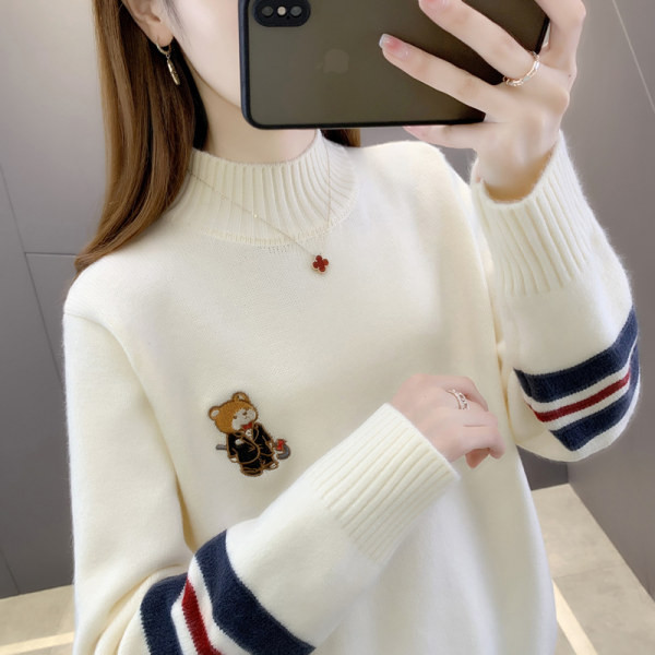 Női pulóver magas gallérral és hímzett rátéttel