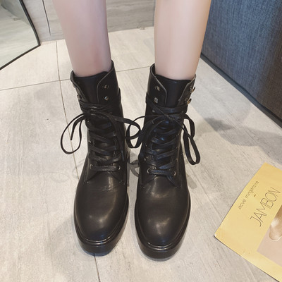 Fekete fűzős női bőrcsizma