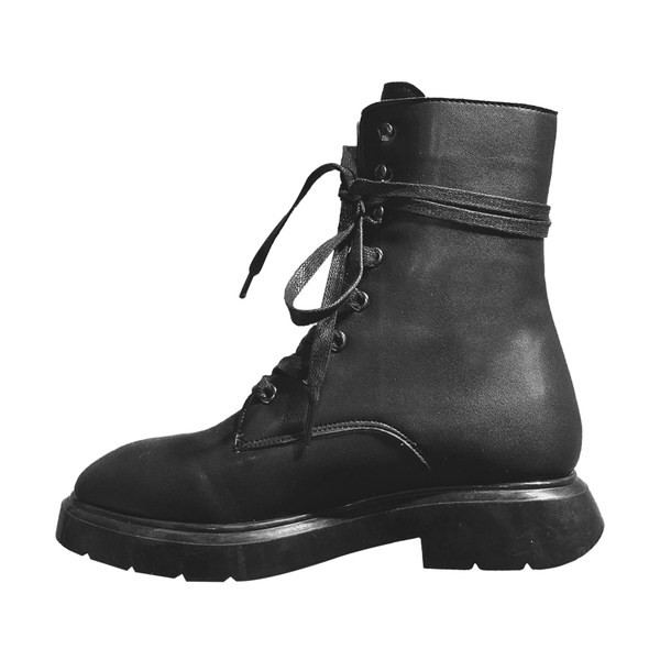 Fekete fűzős női bőrcsizma