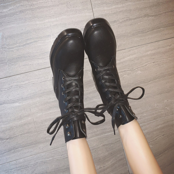 Fekete fűzős női bőrcsizma