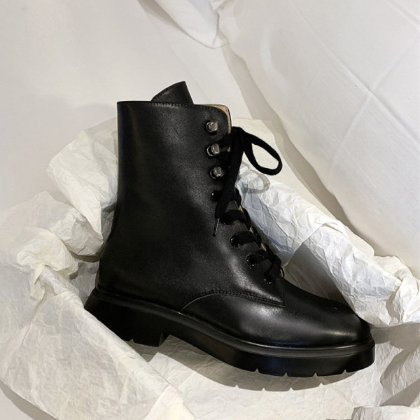 Fekete fűzős női bőrcsizma