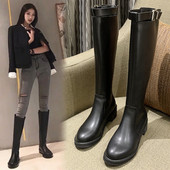 Női térdig érő csizma cipzárral és csatokkal