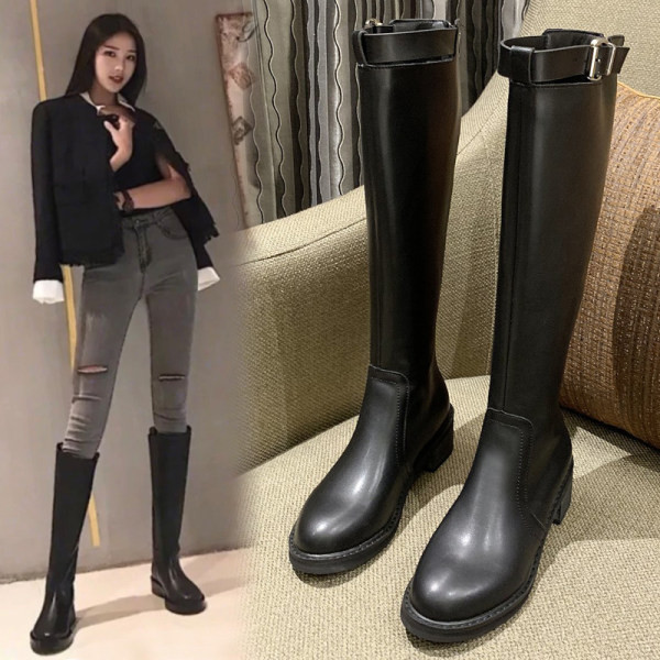 Női térdig érő csizma cipzárral és csatokkal