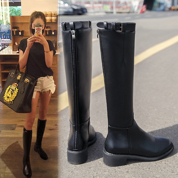 Női térdig érő csizma cipzárral és csatokkal