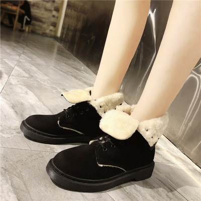 Modern női csizma pehely és fűzővel