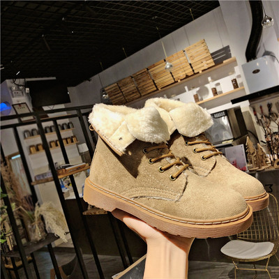 Modern női csizma pehely és fűzővel