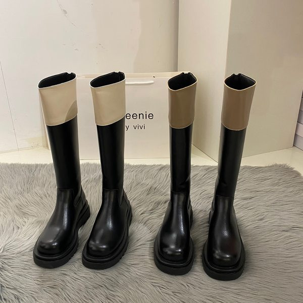 Lapos talpú női bőrcsizma