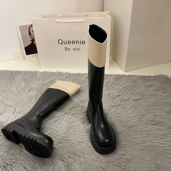 Lapos talpú női bőrcsizma