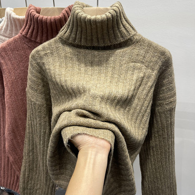 Női kordbársony pulóver magas gallérral