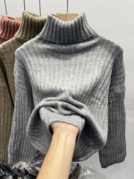 Női kordbársony pulóver magas gallérral