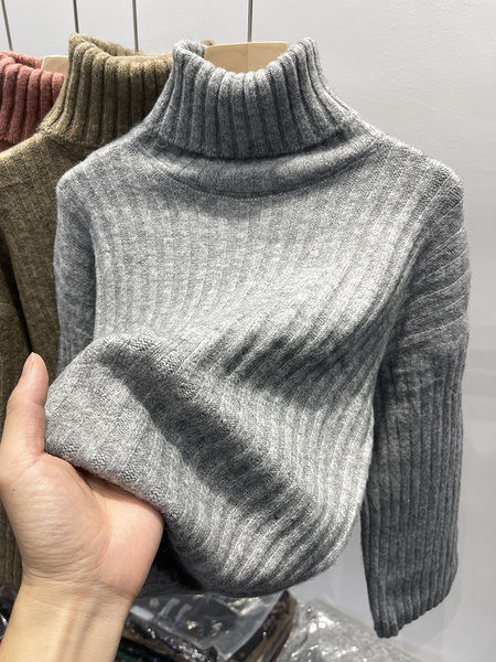 Női kordbársony pulóver magas gallérral