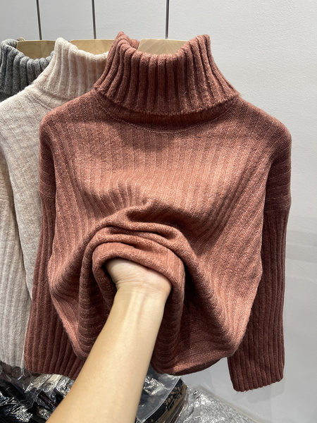 Női kordbársony pulóver magas gallérral