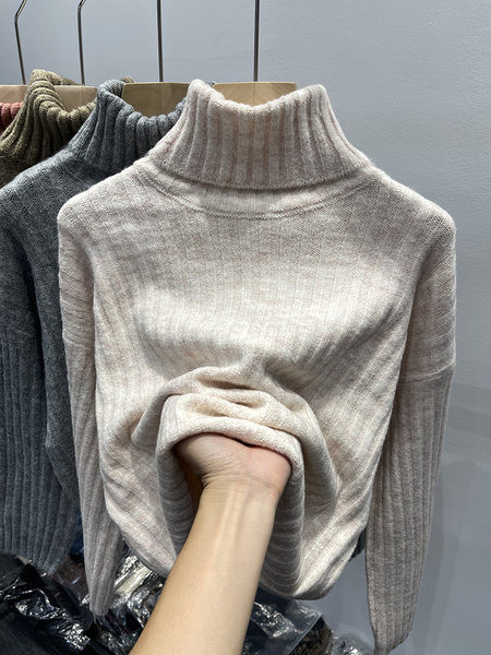 Női kordbársony pulóver magas gallérral