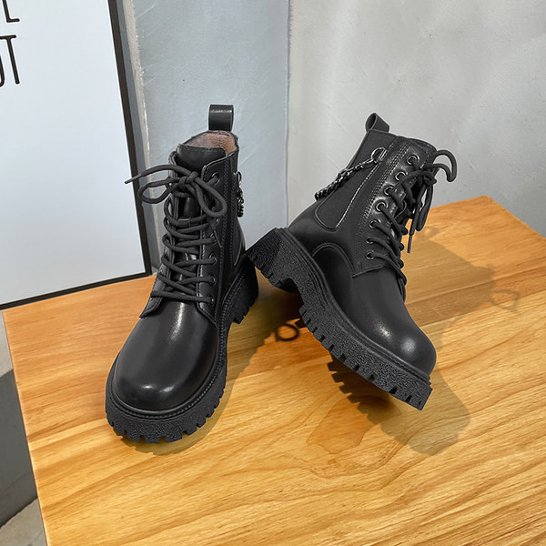 Fekete női bőrcsizma lánccal