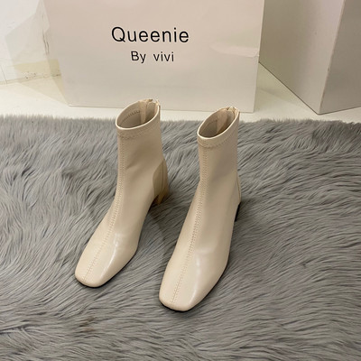 Μοντέρνες γυναικείες δερμάτινες μπότες με τετράγωνο τακούνι