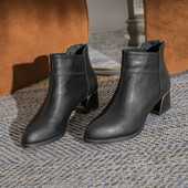 Hegyes női csizma vastag, négyzet alakú sarokkal, 4 cm