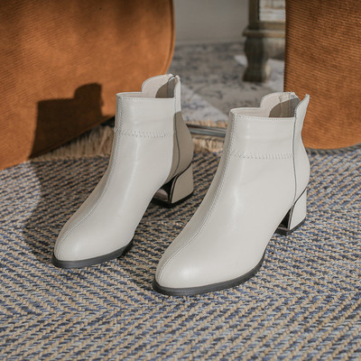 Hegyes női csizma vastag, négyzet alakú sarokkal, 4 cm