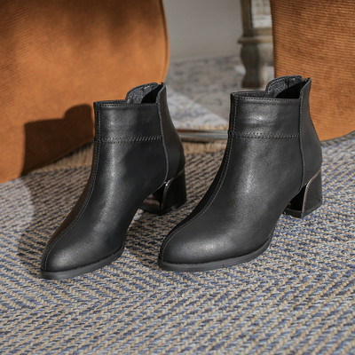 Hegyes női csizma vastag, négyzet alakú sarokkal, 4 cm