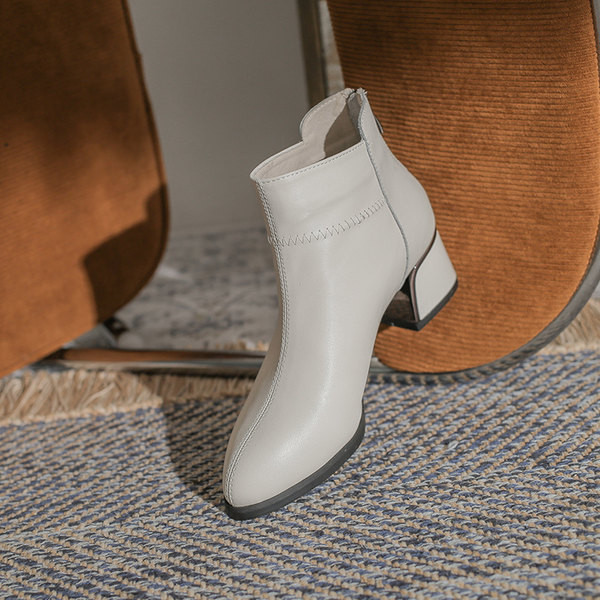 Hegyes női csizma vastag, négyzet alakú sarokkal, 4 cm