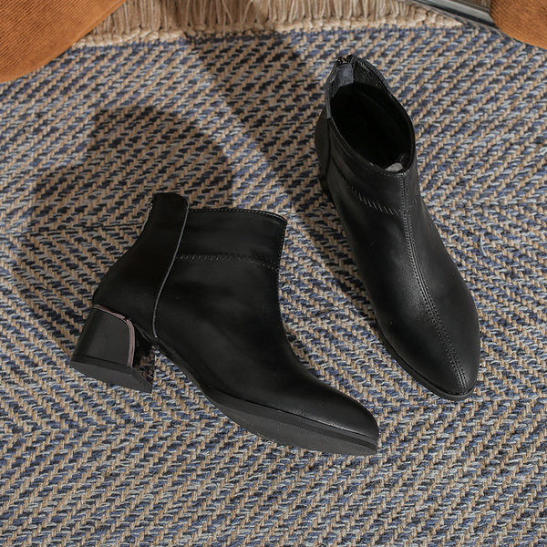 Hegyes női csizma vastag, négyzet alakú sarokkal, 4 cm