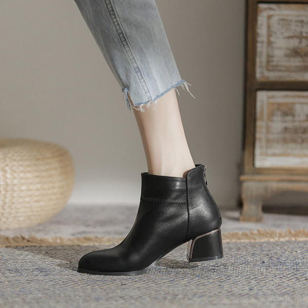 Hegyes női csizma vastag, négyzet alakú sarokkal, 4 cm