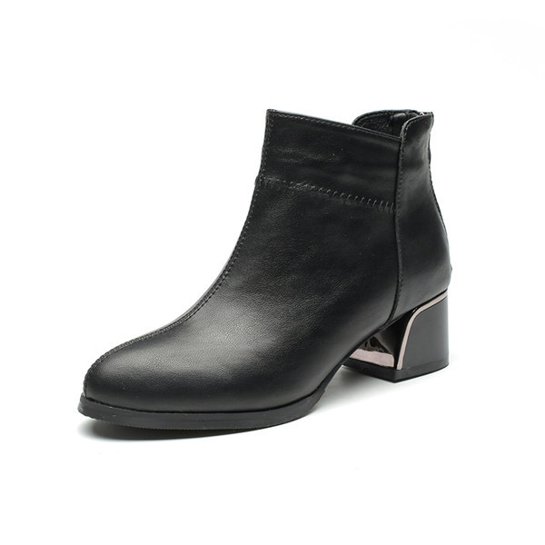 Hegyes női csizma vastag, négyzet alakú sarokkal, 4 cm