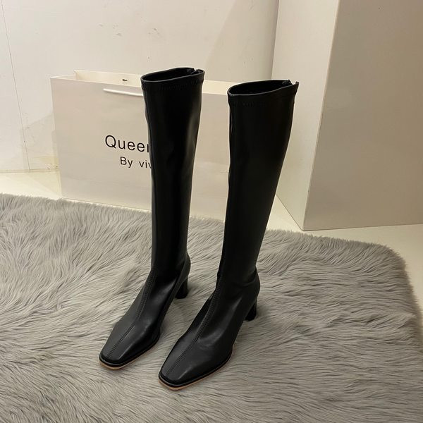 Stílusos női bőrcsizma 5,5 cm-es sarokmagassággal