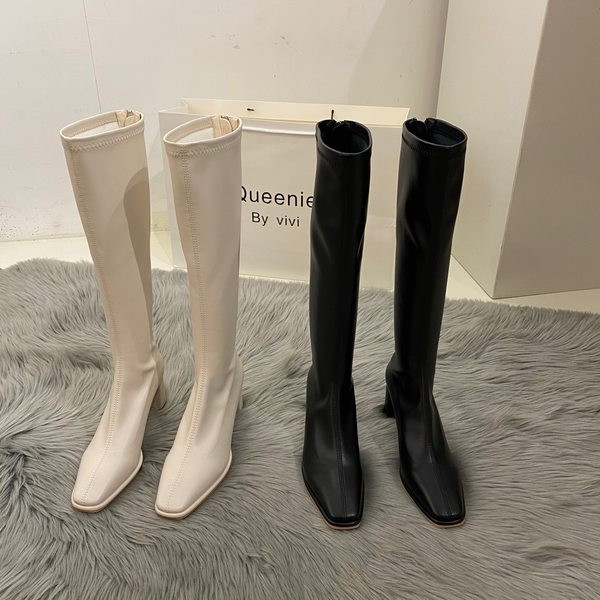 Stílusos női bőrcsizma 5,5 cm-es sarokmagassággal