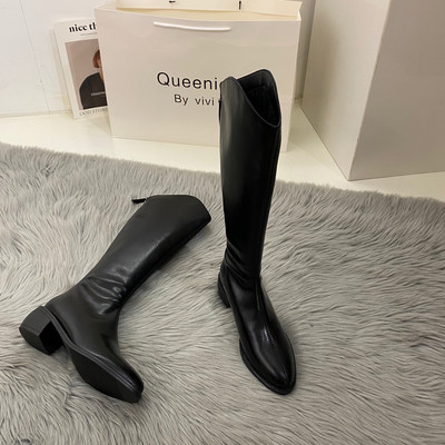 Modern női csizma hegyes modell