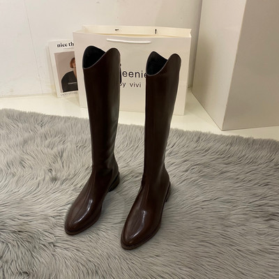 Modern női csizma hegyes modell