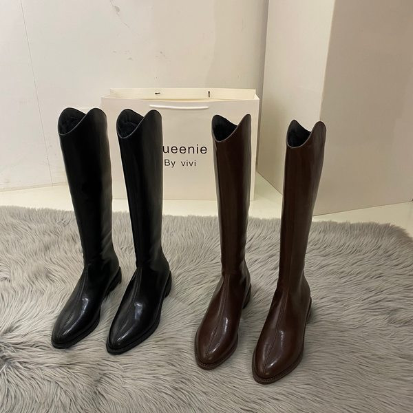 Modern női csizma hegyes modell