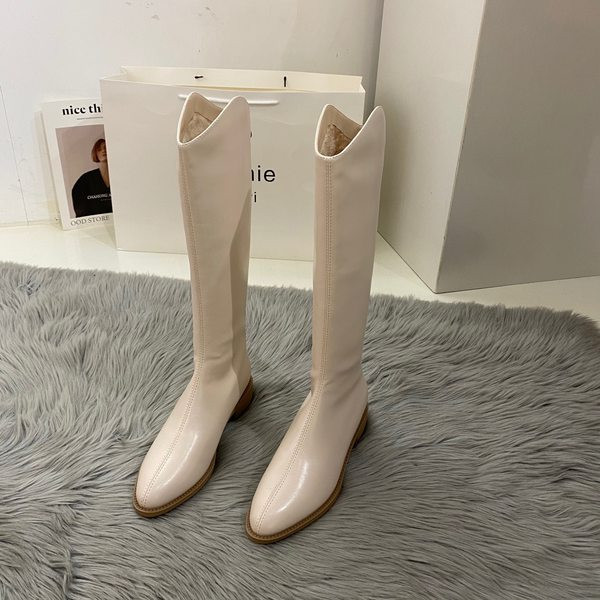 Modern női csizma hegyes modell