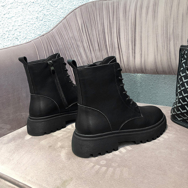 Γυναικείες μοντέρνες μπότες από ψεύτικο δέρμα σε μαύρο χρώμα