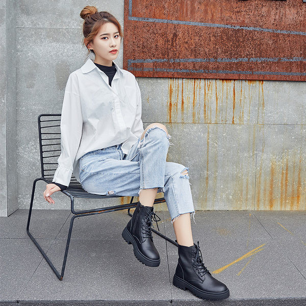 Γυναικείες μοντέρνες μπότες από ψεύτικο δέρμα σε μαύρο χρώμα