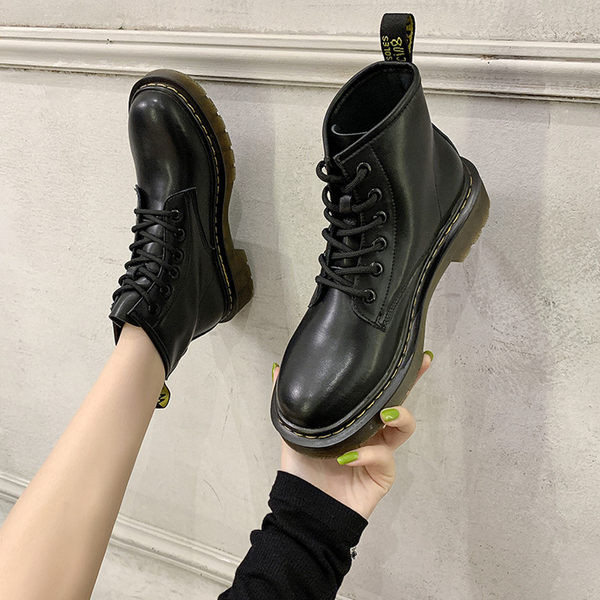 Sima női csizma modell fűzővel és durva talppal