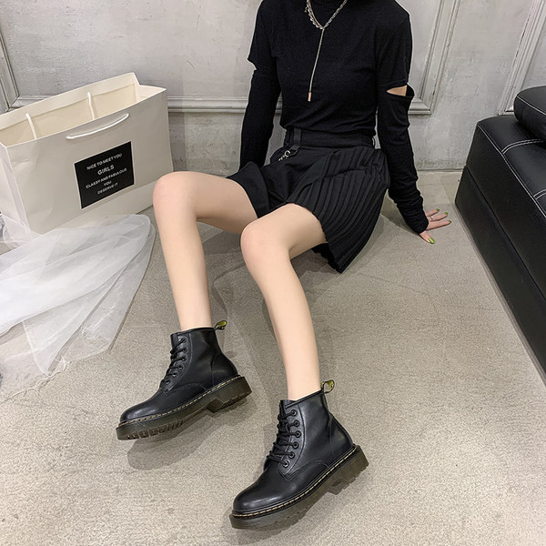 Sima női csizma modell fűzővel és durva talppal