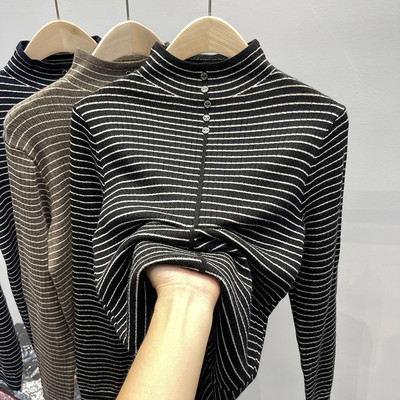 Triibuline kõrge krae ja nööpidega naiste kampsun