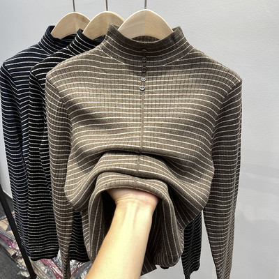 Triibuline kõrge krae ja nööpidega naiste kampsun