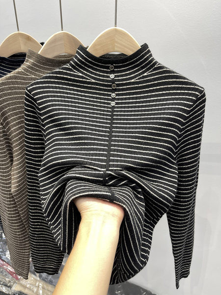 Triibuline kõrge krae ja nööpidega naiste kampsun