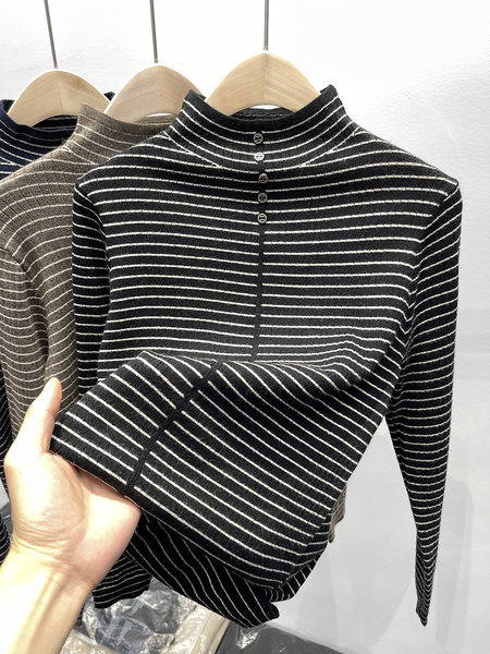 Triibuline kõrge krae ja nööpidega naiste kampsun