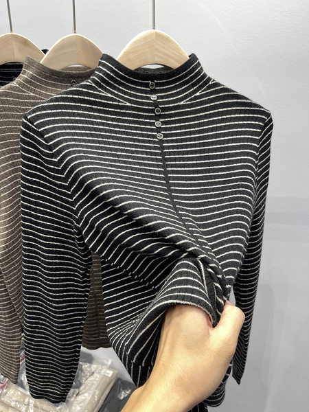 Triibuline kõrge krae ja nööpidega naiste kampsun