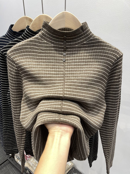 Triibuline kõrge krae ja nööpidega naiste kampsun