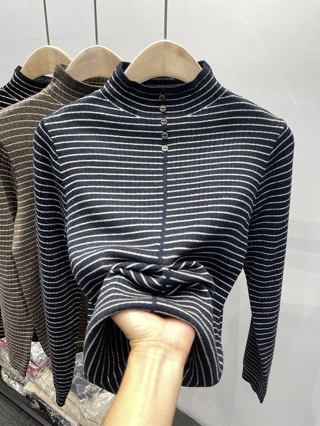 Triibuline kõrge krae ja nööpidega naiste kampsun